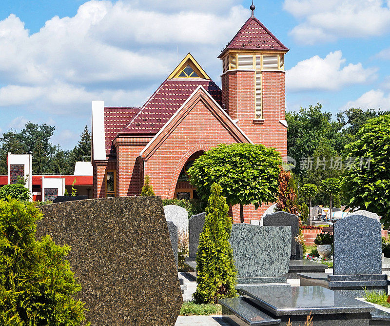 公墓里有墓碑和小教堂