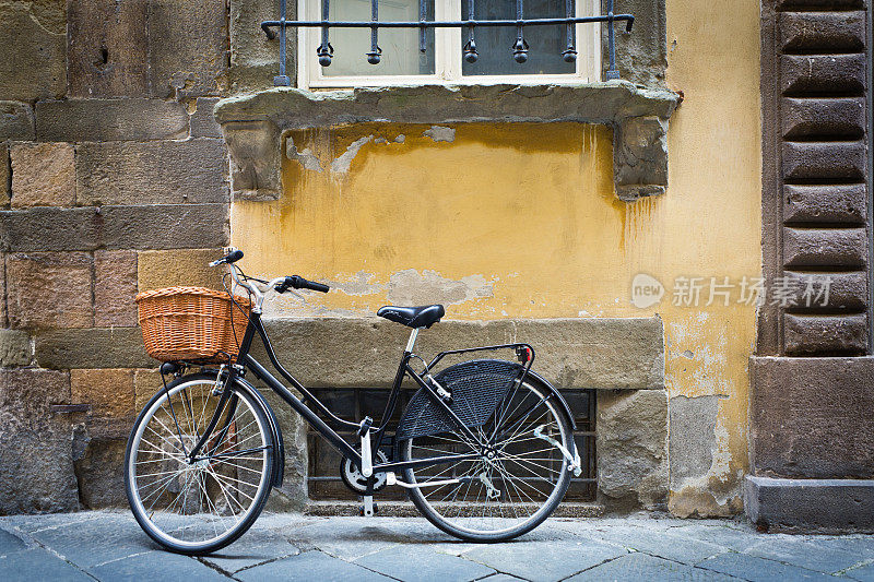 在托斯卡纳的山城，靠在墙上的自行车