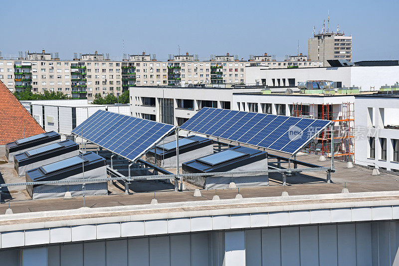 建筑屋顶上的太阳能电池板