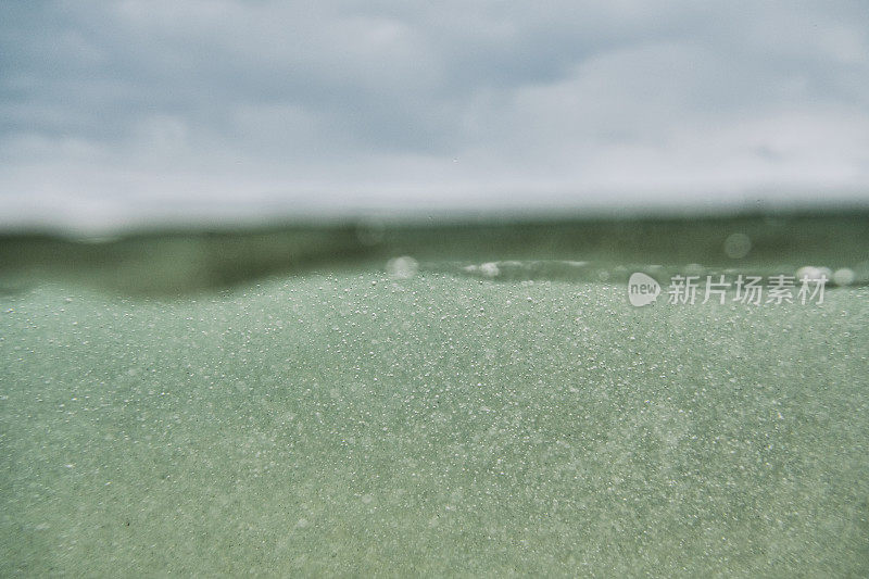 海面上和海面下的一个坏天气和戏剧性的天空。