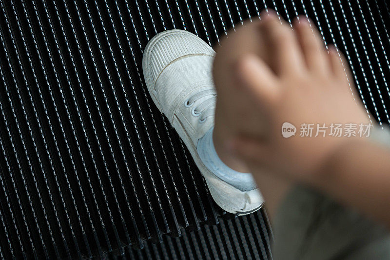 小孩的脚近距离上电梯