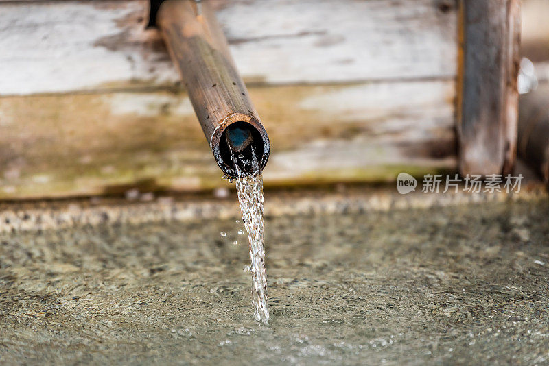 日本京都的净化喷泉，水从木龙头流出