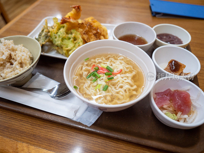 日本传统的teishoku餐与冲绳荞麦面