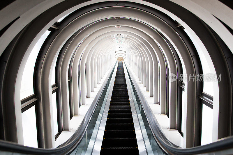 透视电梯楼梯内当代蓝色玻璃商务中心，事业成功理念提升