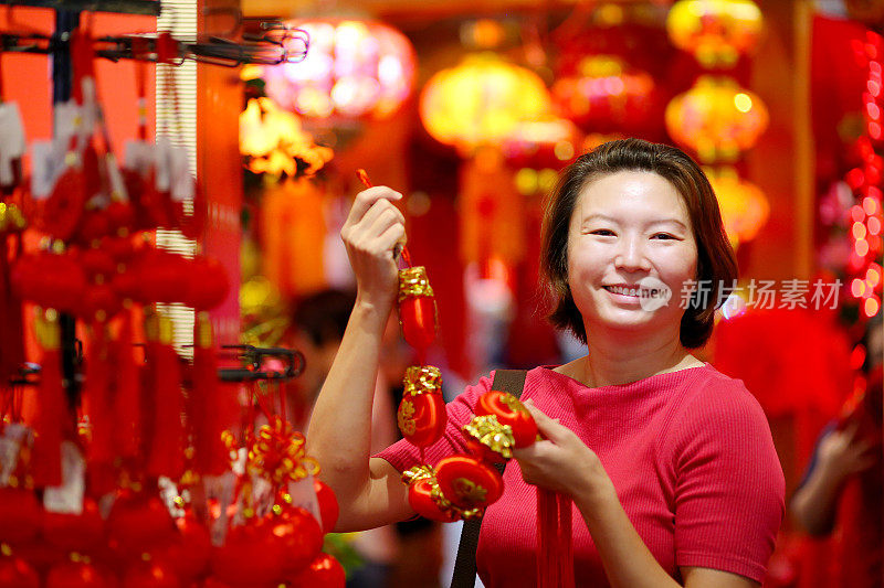 中国新年:购买装饰品和装饰品