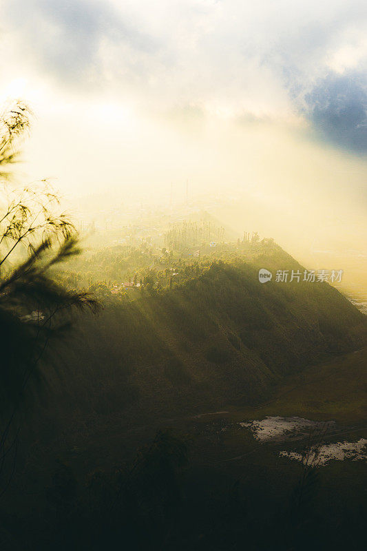 印尼爪哇岛美丽山村的日出风景