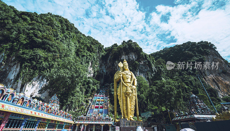 在吉隆坡的巴图洞穴，游客走上楼梯