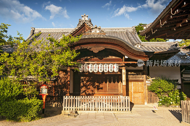 日本京都八坂神社。八坂神社(Yasakajinja)，也被称为祗园神社，是位于京都祗园的神社。