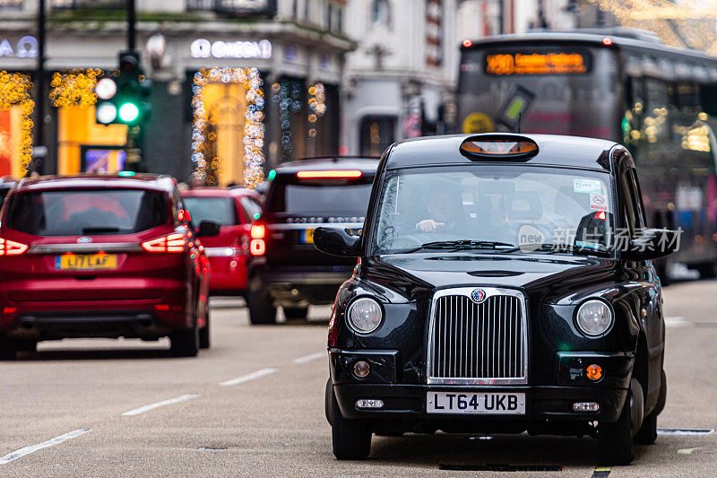 伦敦市中心的出租车和红色双层巴士造成了交通堵塞