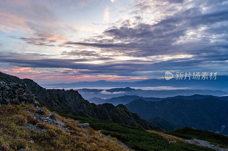 山梨县南阿尔卑斯基塔山的日落