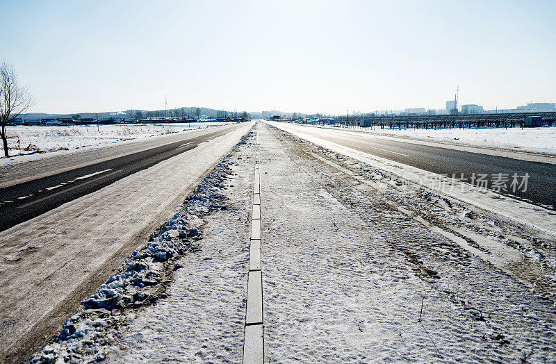 公路在冬天穿过田野