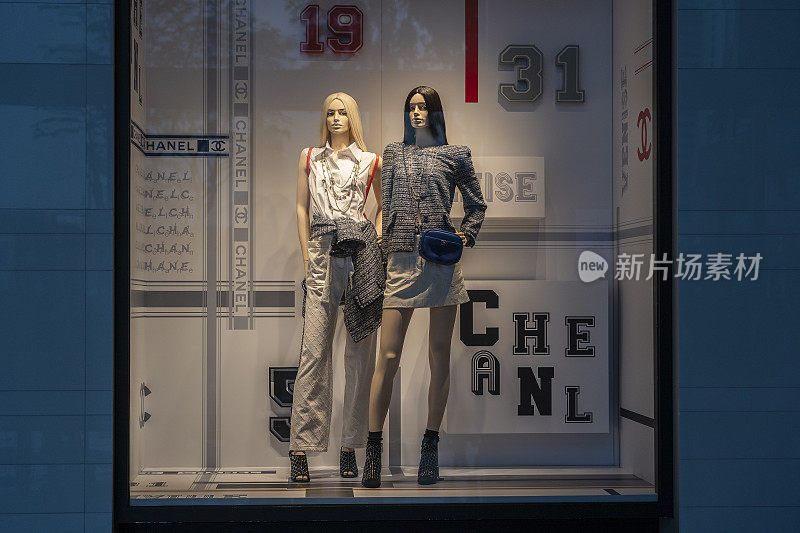 在新加坡，香奈儿精品店展示橱窗中的人体模型