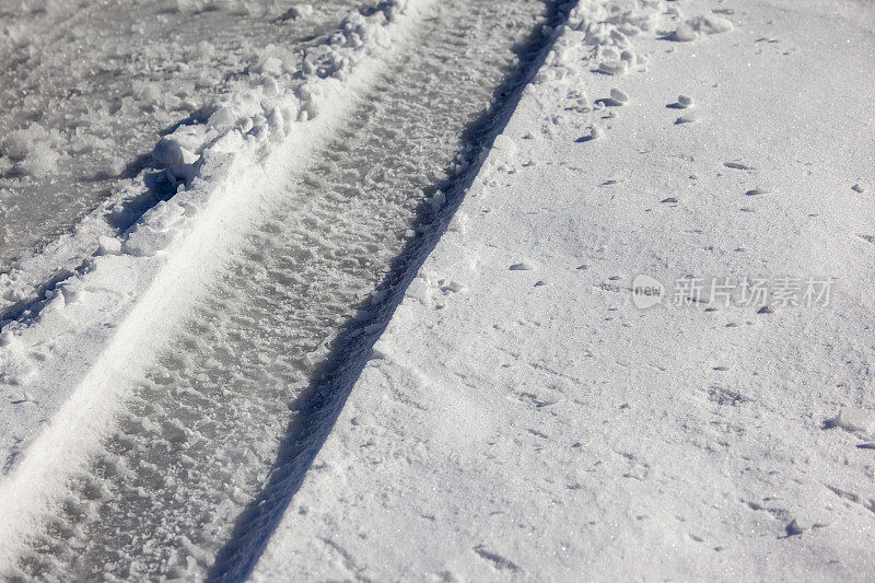 雪道上的轮胎印