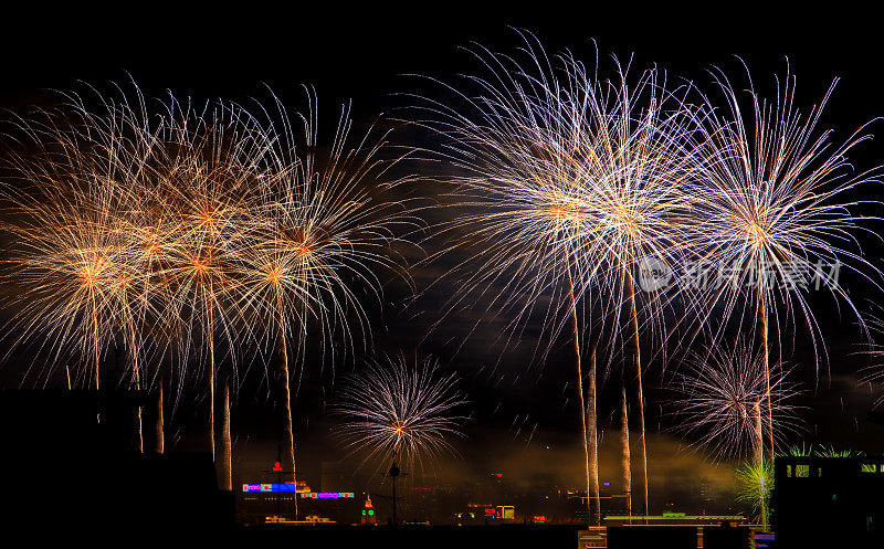 夜空焰火表演，庆祝新年的到来