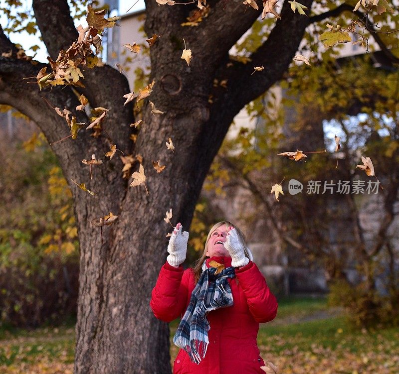 老女人在玩秋叶