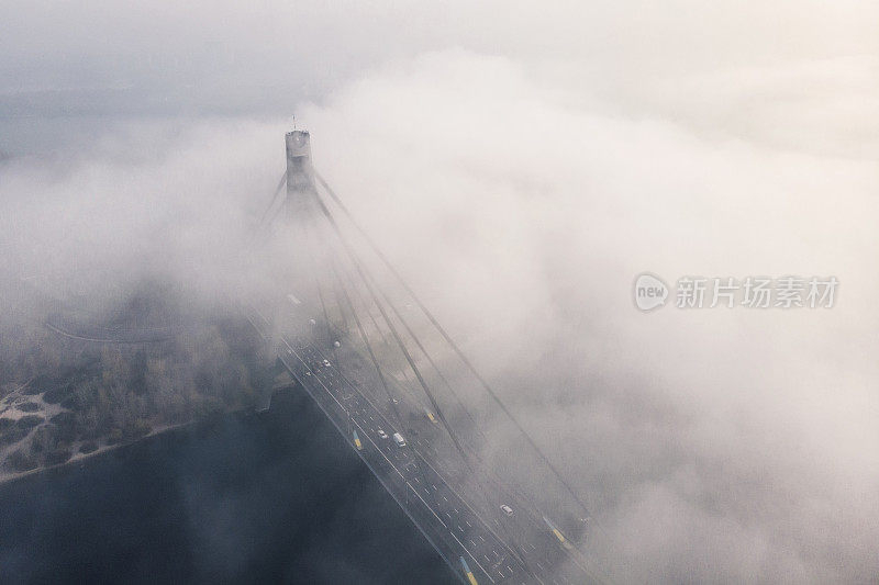 桥上有雾