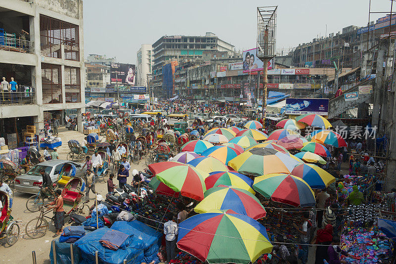 人们在孟加拉国达卡的老市场购物。