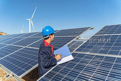 太阳能发电厂工程师正在检查