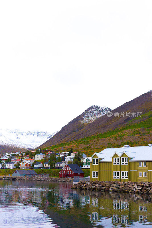 Siglufjörður，冰岛:美丽的峡湾，白雪皑皑的青山