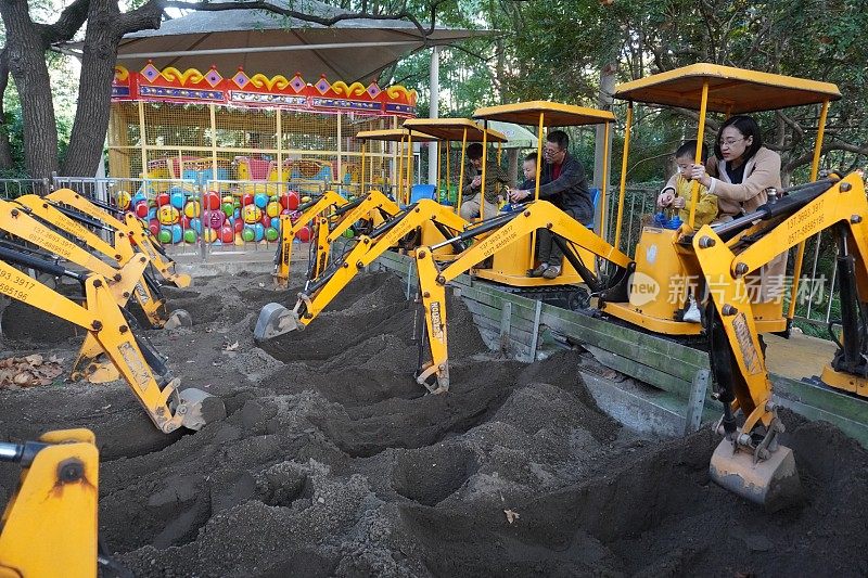 上海人民公园的微型挖掘机