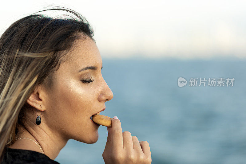 快乐的女孩吃着饼干