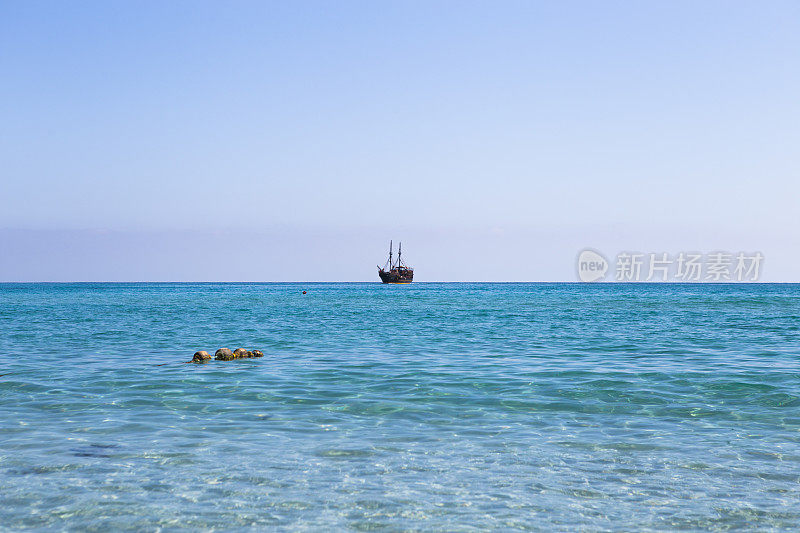 2019年9月28日，突尼斯，突尼斯——一艘现代海盗船兼派对船停靠在突尼斯海岸
