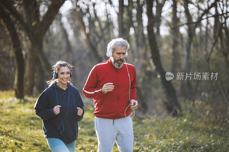 和私人教练一起跑步的成熟男人