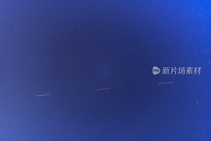 星链卫星在夜空中沿着星星排成一行移动