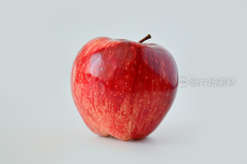 非常漂亮的红色新鲜苹果在白色的背景孤立。极简主义。