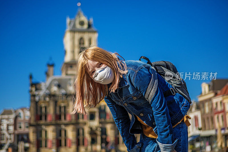 戴着口罩的年轻女学生在荷兰城市中心