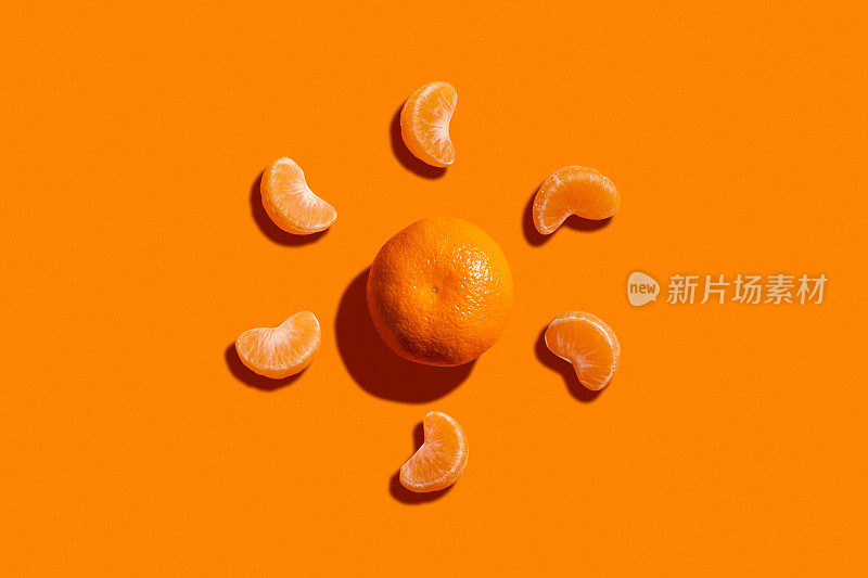 被切片包围的橘子
