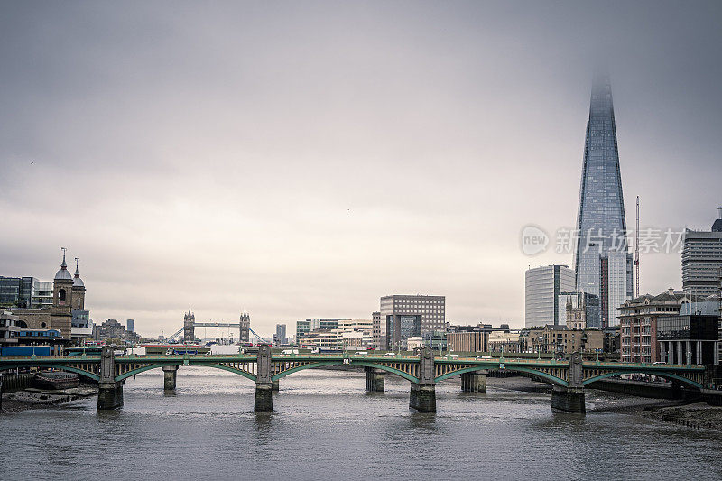 泰晤士河，伦敦桥城的摩天大楼，阴天的碎片大厦