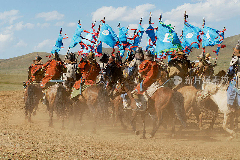 蒙古骑手在蒙古乌兰巴托参加成吉思汗时代的传统历史表演。