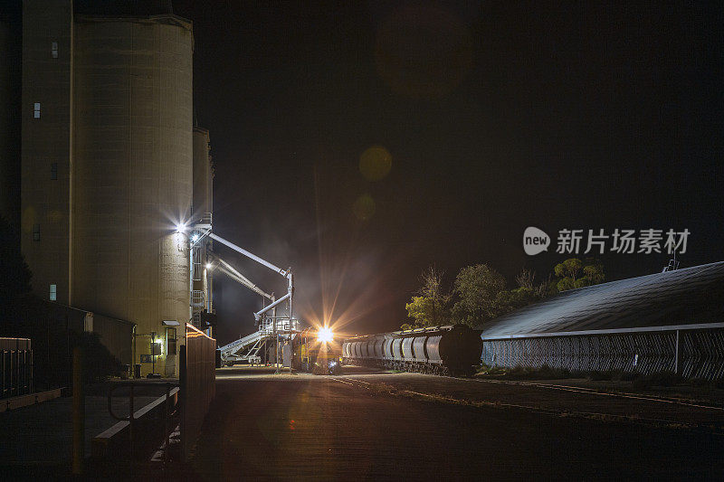 粮车夜间装车在农村仓库