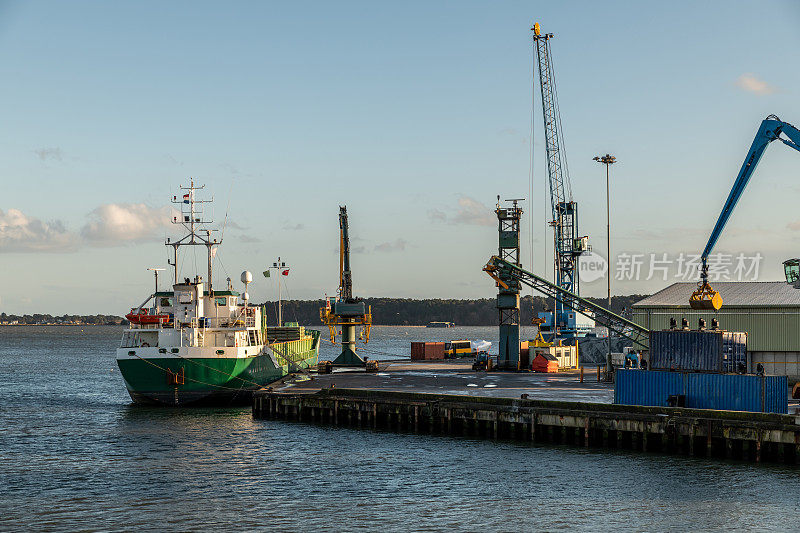 一艘货船停泊在多塞特郡普尔的商业码头