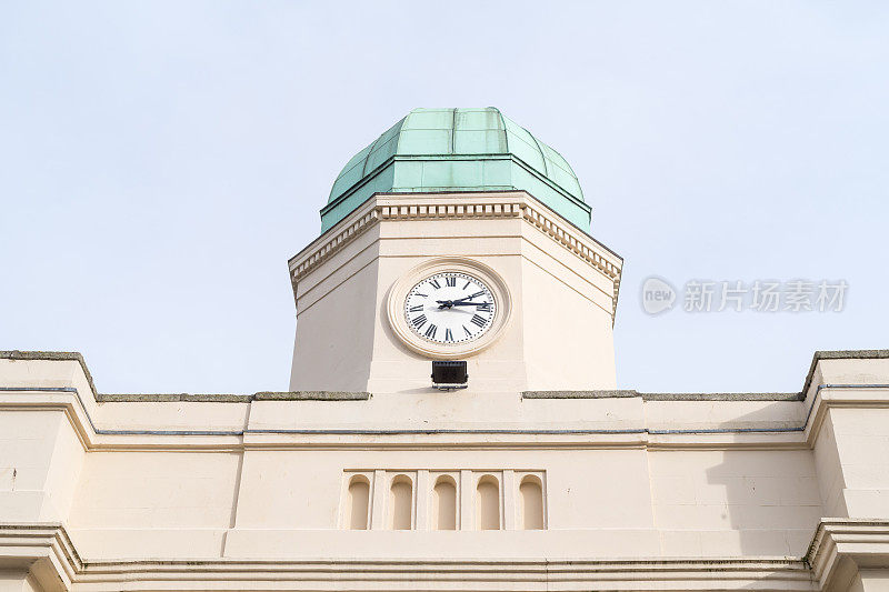 带有圆顶和钟楼的新古典主义建筑立面