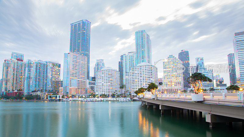 布里克尔，迈阿密的金融中心，照亮了迈阿密河上的摩天大楼