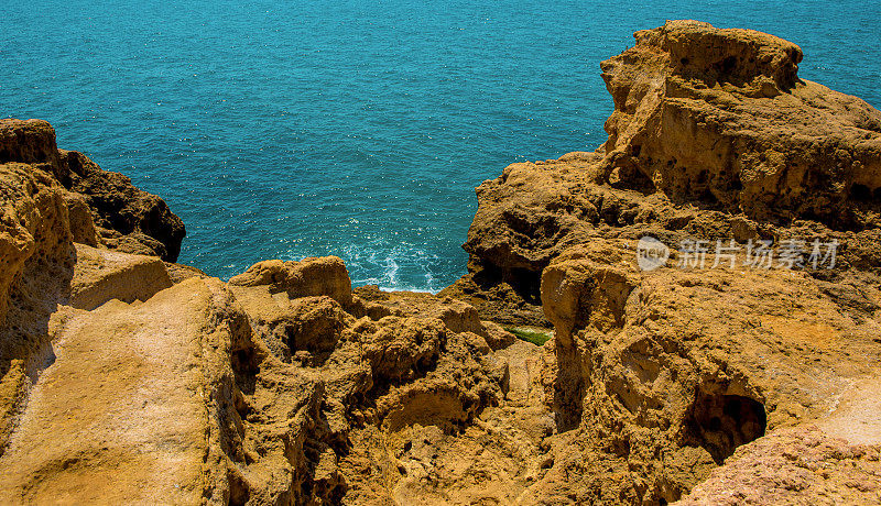 海滩和岩石在葡萄牙阿尔沃在夏末太阳的海景图像