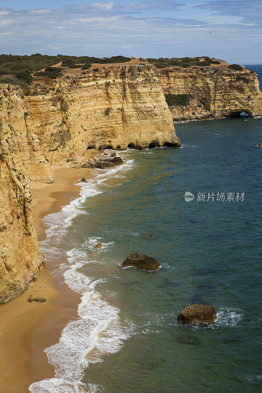 阿尔加维海岸的偏远海滩。