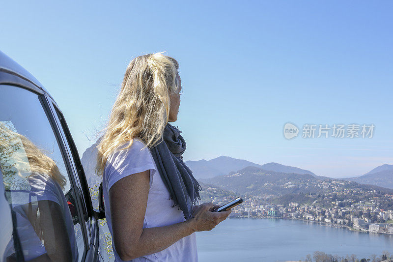 女人在车门外用手机放松