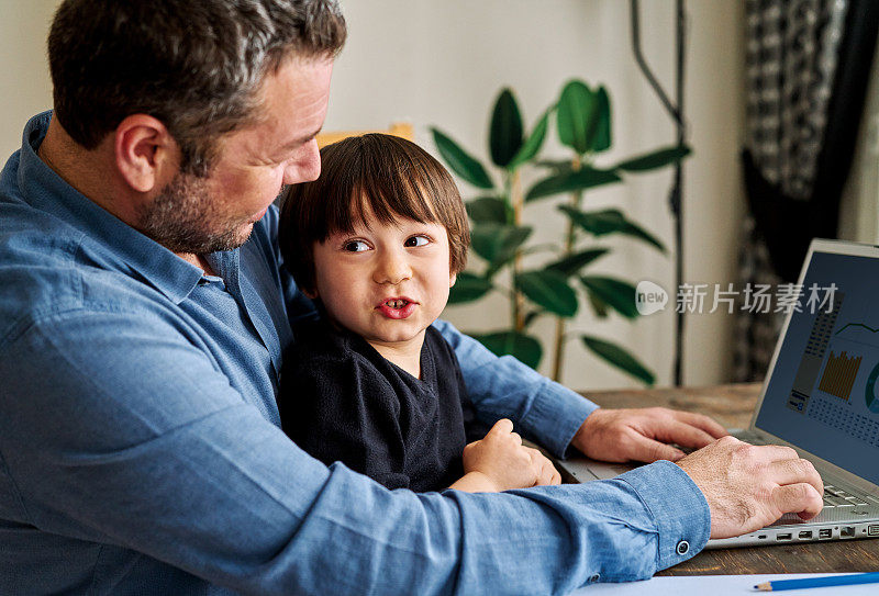 带着孩子在家工作的商人。