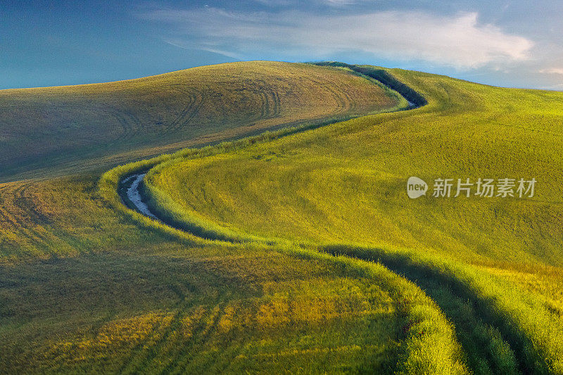 托斯卡纳蜿蜒的乡村公路