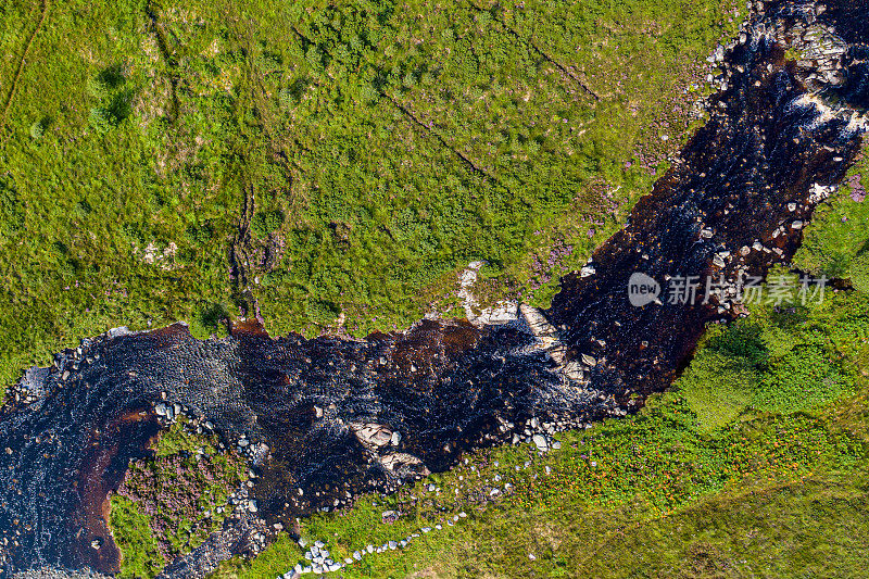 这是一架无人机直接俯瞰苏格兰西部艾尔郡东部一条河流的鸟瞰图