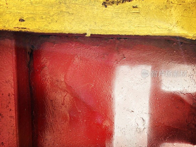 红色和黄色的建筑垃圾桶