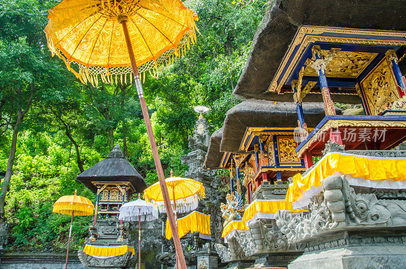 巴厘岛一座印度教寺庙里的神殿和金色雨伞