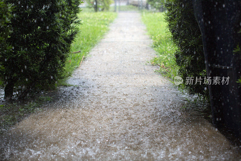 雨水导致住宅前院发生洪水