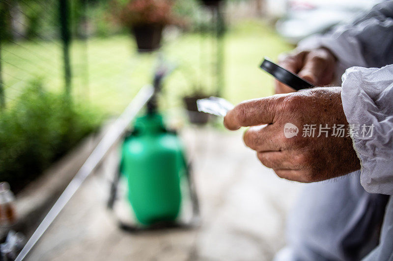 农民阅读喷洒水果防寄生虫的说明