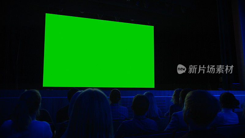在电影院，观众在绿色屏幕上观看新大片。人们观看视频游戏比赛流媒体，现场音乐会视频，新产品发布预告片