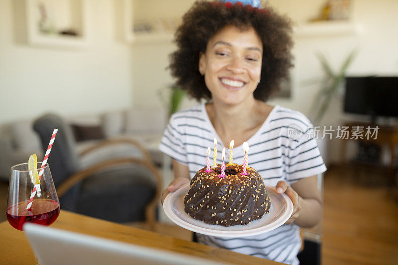 一个快乐的非裔美国妇女在家里举行生日聚会的特写镜头