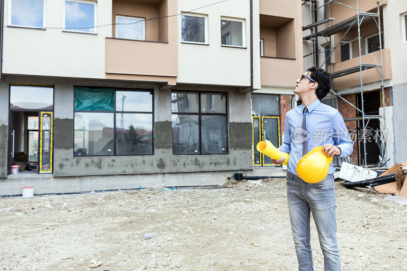 建筑工地的建筑师或土木工程师。